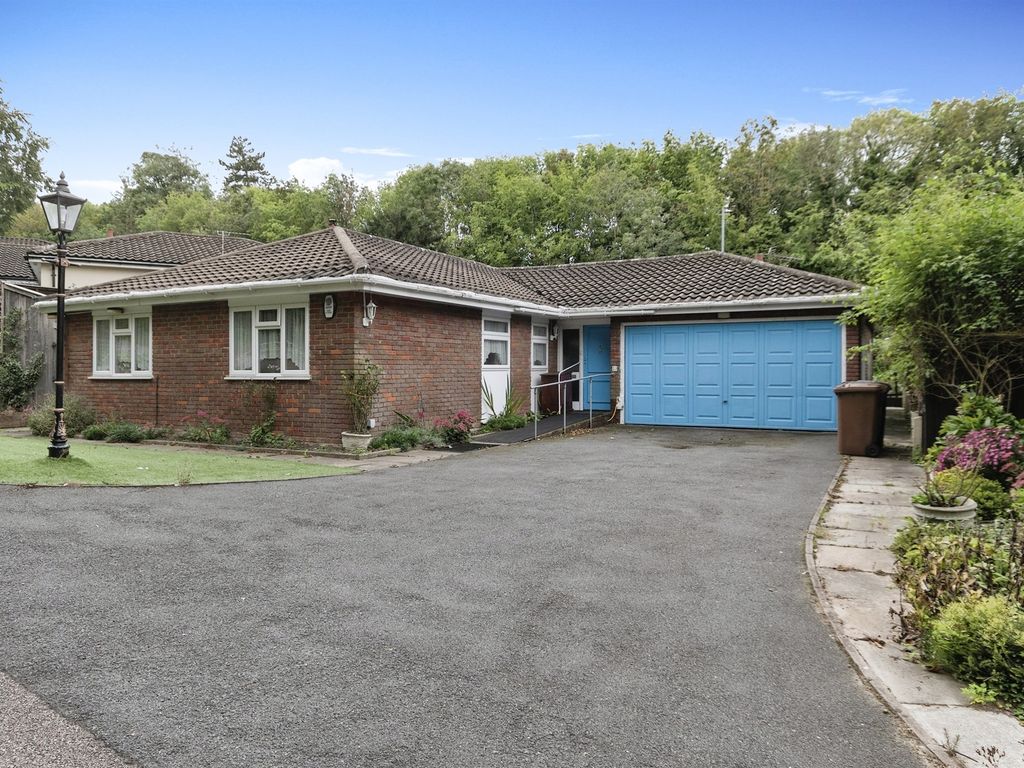 4 bed detached bungalow for sale in Shrubbery Grove, Royston SG8, £