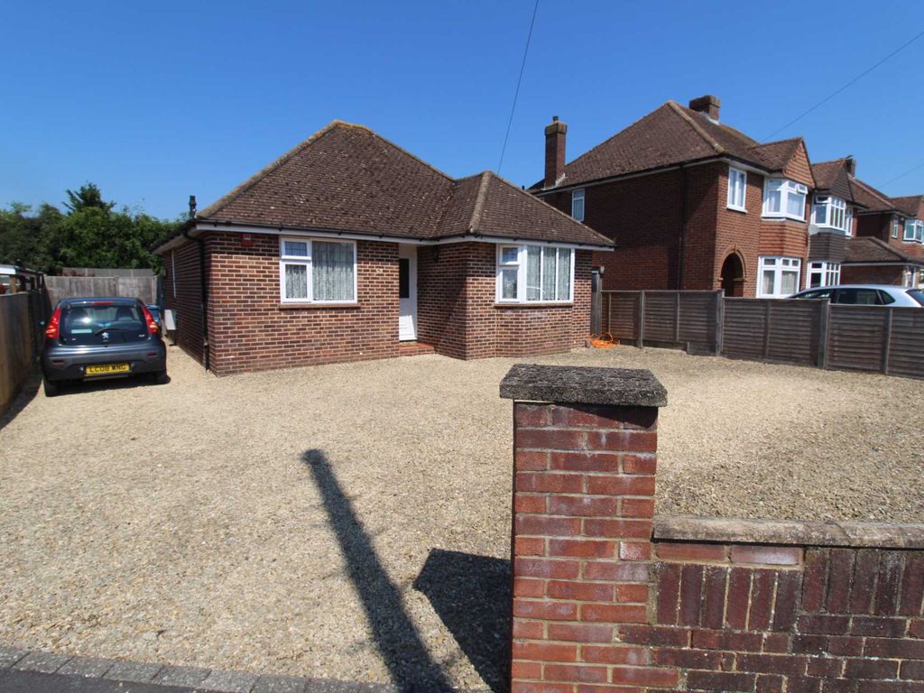 3 bed detached bungalow for sale in Gibson Road, High HP12, £