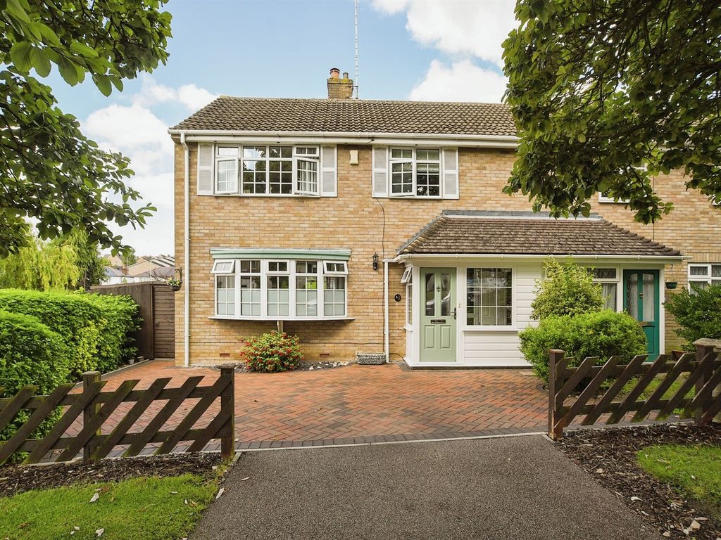 3 bed semidetached house for sale in Risedale Hill, Hemel Hempstead