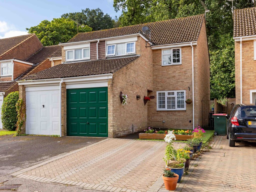 3 bed semidetached house for sale in Mountbatten Close, Crawley RH11