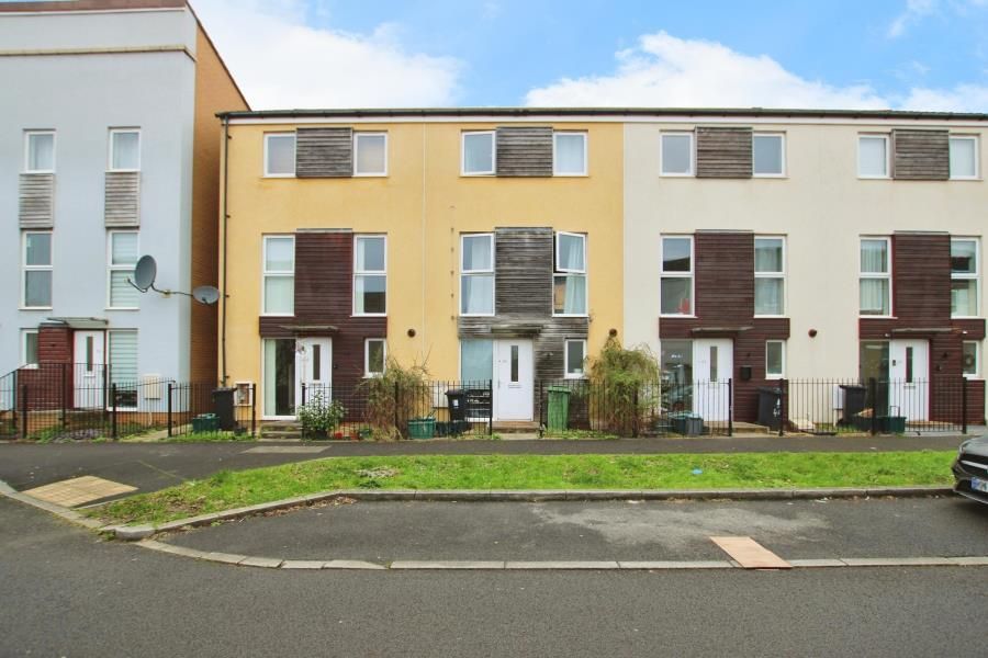 4 bed property to rent in Wood Street, Patchway, Bristol BS34, £1,895