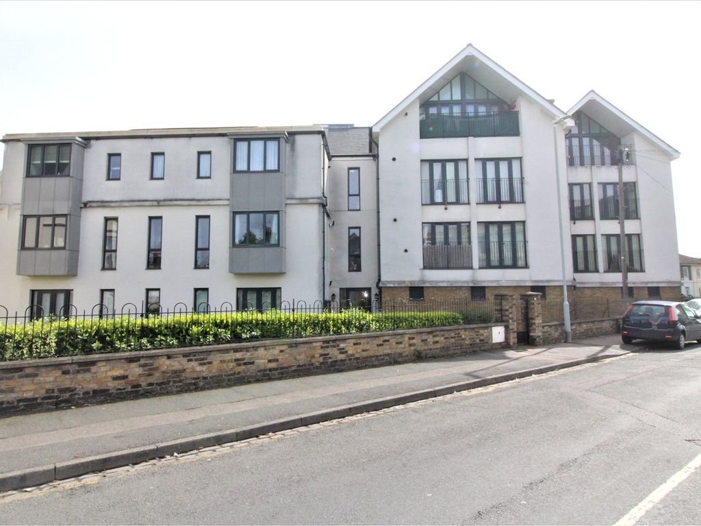 2 bed flat to rent in London Road, Northfleet, Gravesend, Kent DA11