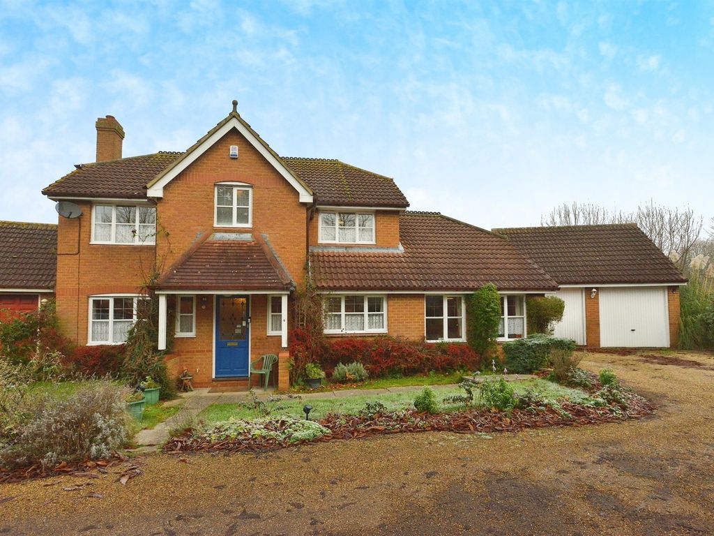 5 bed detached house for sale in Rhoscolyn Drive, Tattenhoe, Milton