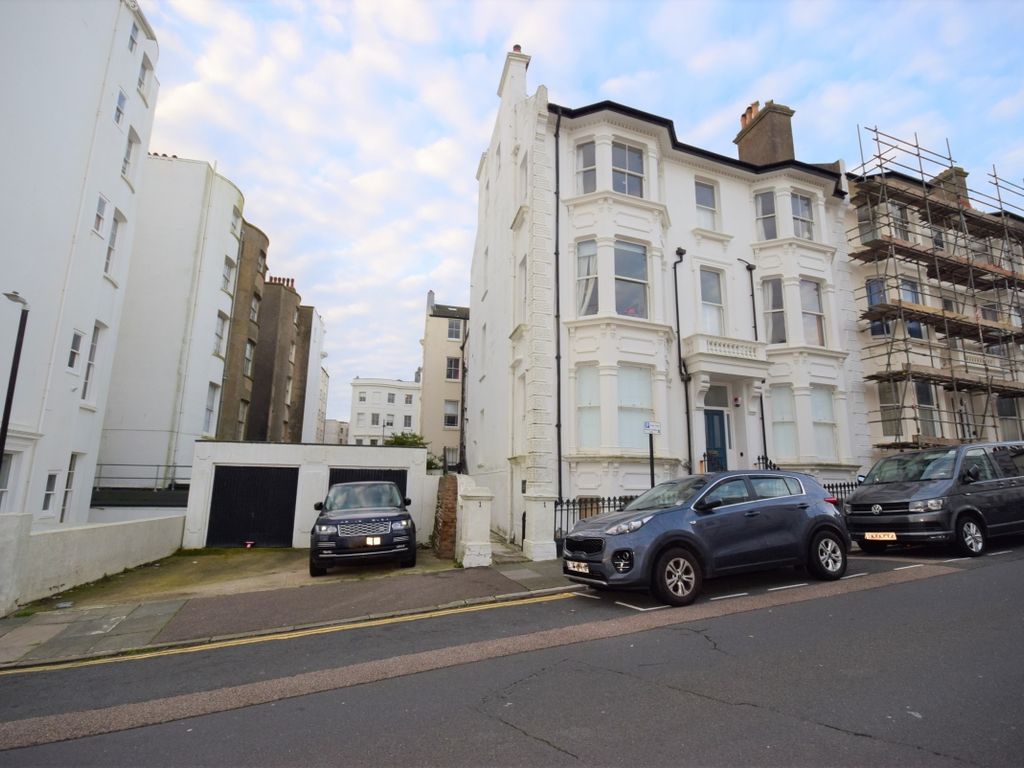 2 bed flat to rent in Chichester Place, Brighton BN2, £1,500 pcm Zoopla