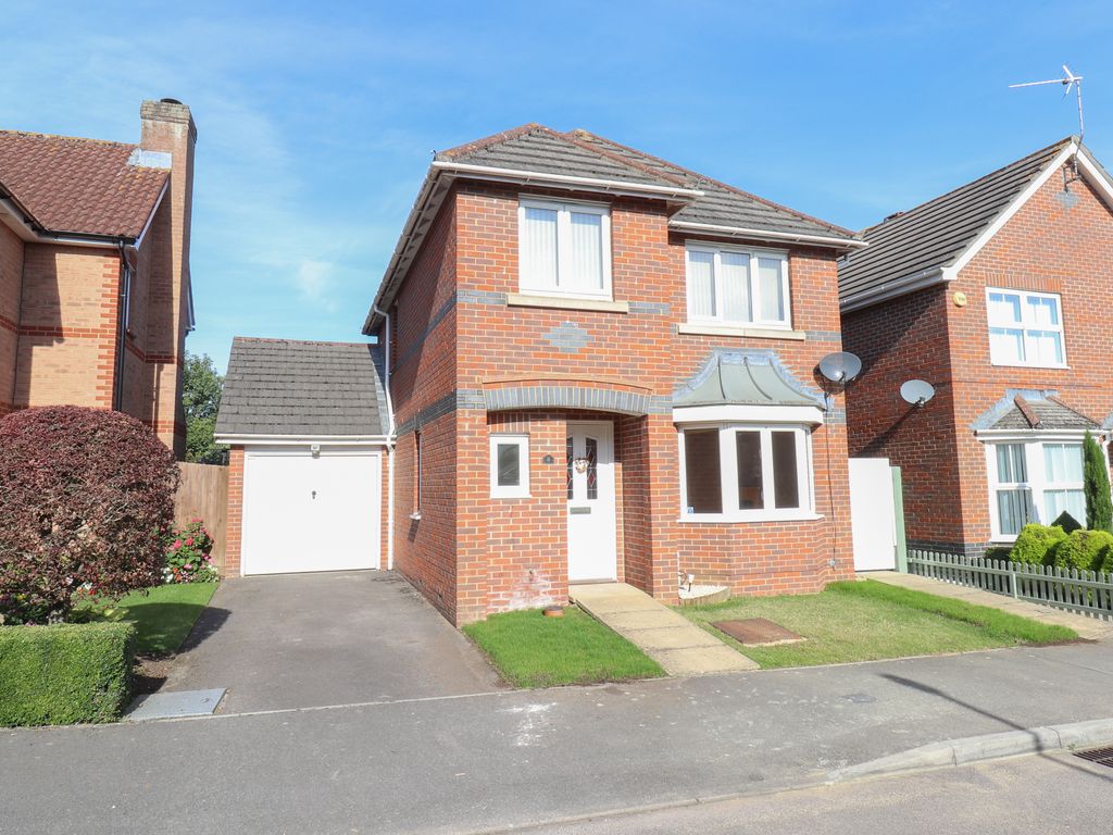 3 bed detached house to rent in Lyme Way, Swindon SN25, £1,450 pcm Zoopla