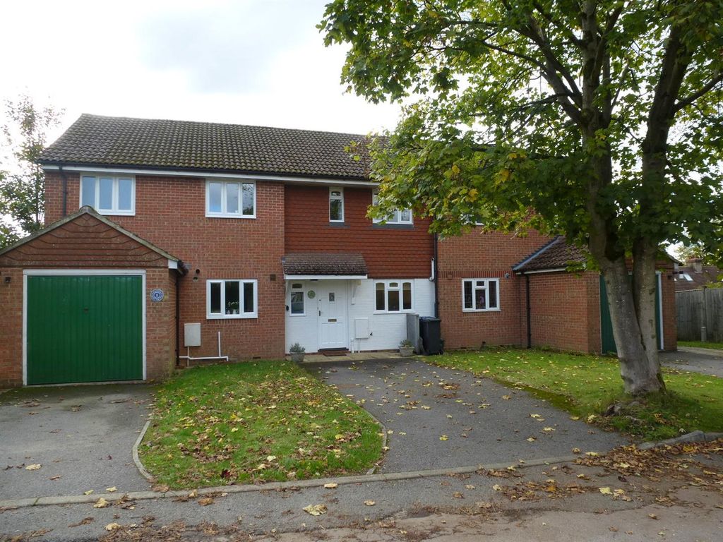 2 bed terraced house to rent in Glen Close, Hindhead GU26 Zoopla