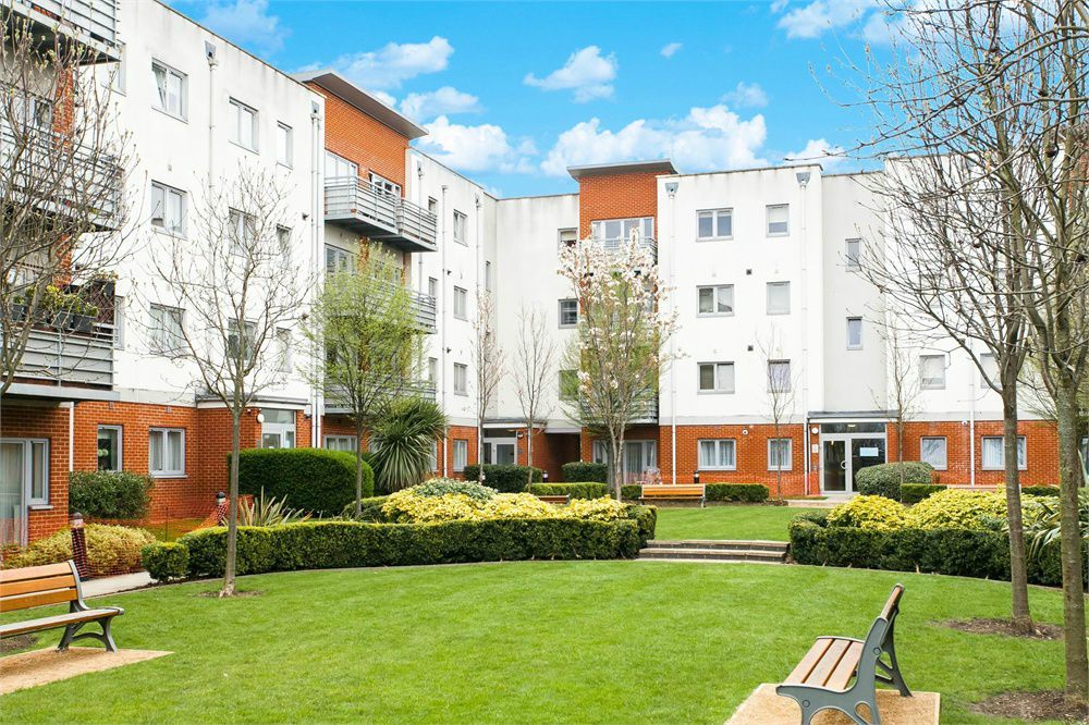 1 bed flat to rent in Cannock Court, Hawker Place, London E17, £1,300