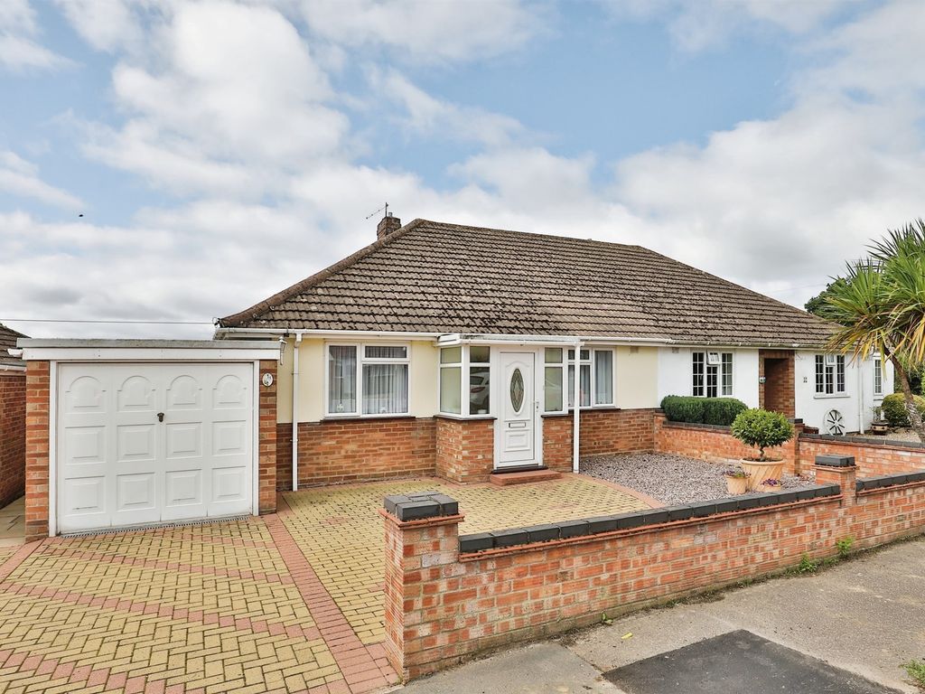 3 bed semidetached bungalow for sale in Bush Road, Hellesdon, Norwich