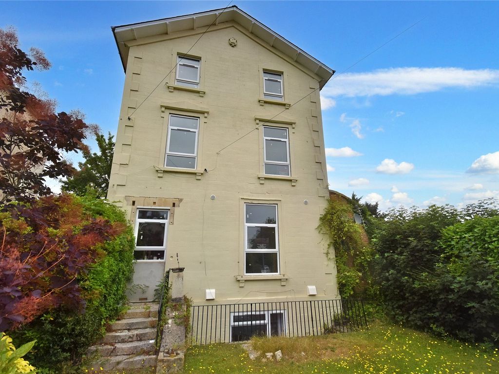 2 bed flat to rent in Donnington Square, Newbury, Berkshire RG14, £