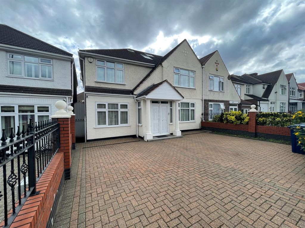 5 bed semidetached house for sale in Uxbridge Road, Southall UB1, £