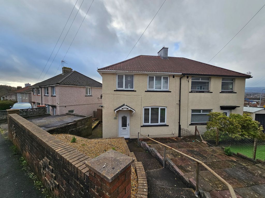 3 bed semidetached house to rent in Graig Park Avenue, Newport NP20, £