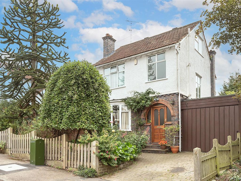 3 bed detached house for sale in Hillside Road, Harpenden AL5, £