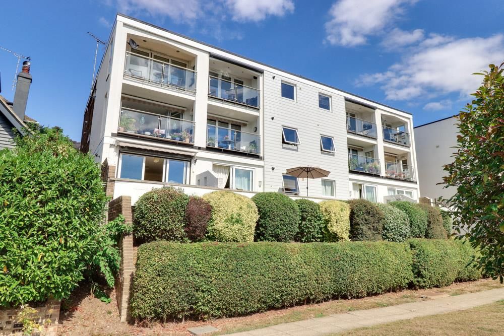 2 bed flat for sale in Undercliff Gardens, LeighOnSea SS9 Zoopla