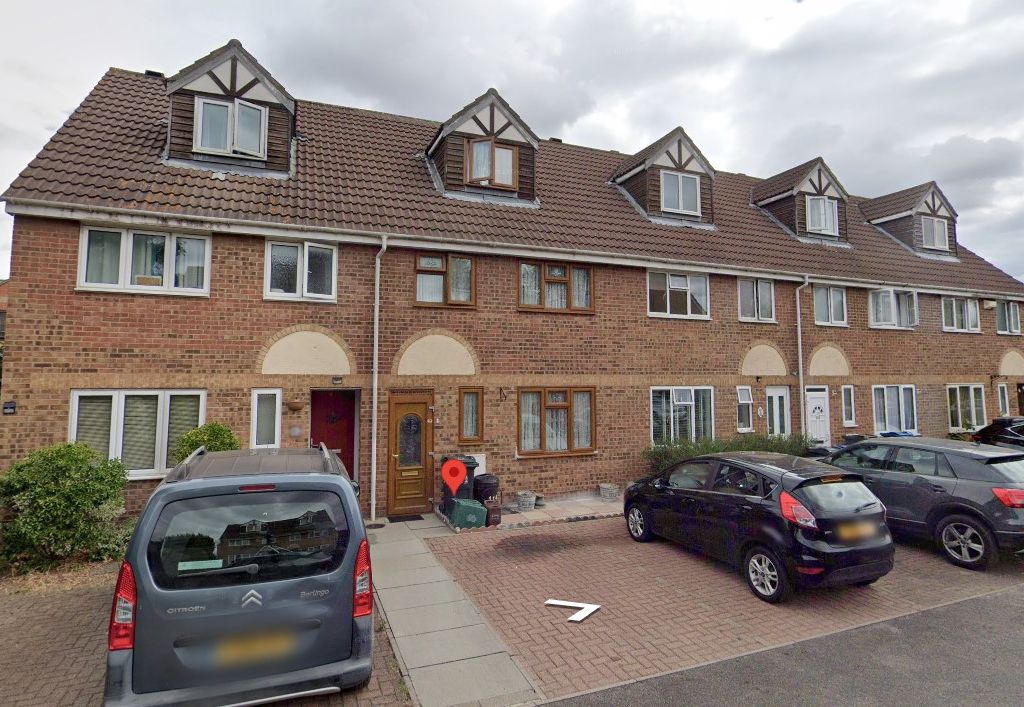 Room to rent in Heathfield Drive, Mitcham CR4 Zoopla