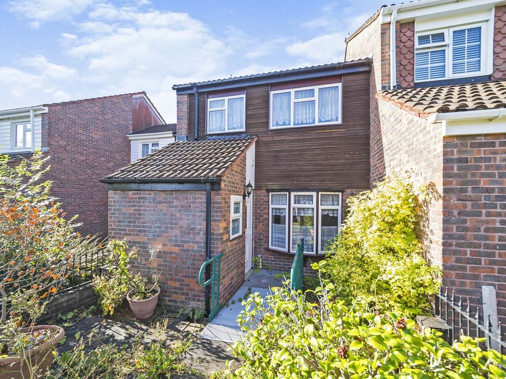 4 bed terraced house for sale in Berrymeade Walk, Ifield, Crawley RH11 Zoopla