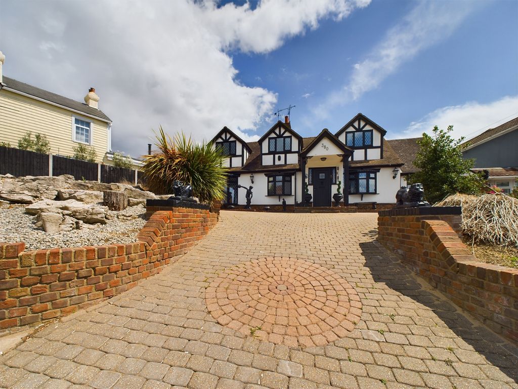 4 bed detached house for sale in Rayleigh Road, Benfleet SS7, £700,000