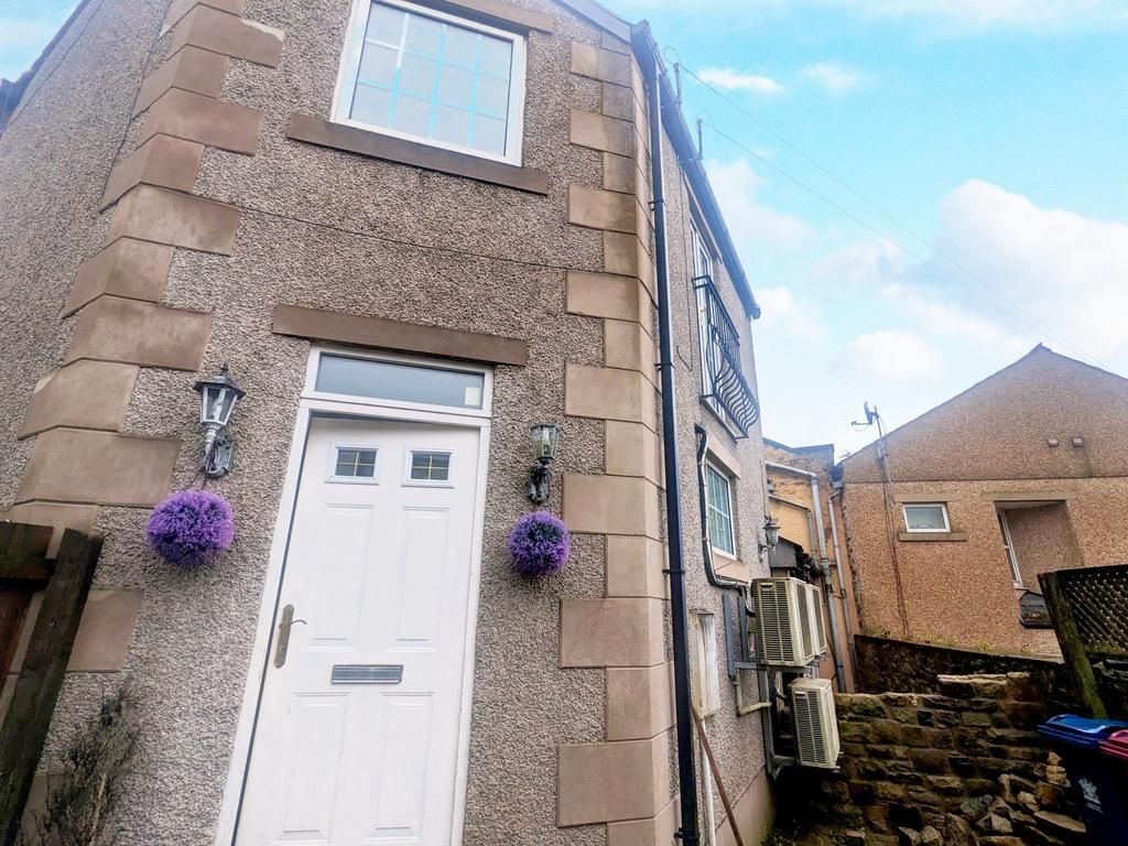 2 bed flat to rent in New Market Street, Clitheroe BB7, £750 pcm Zoopla