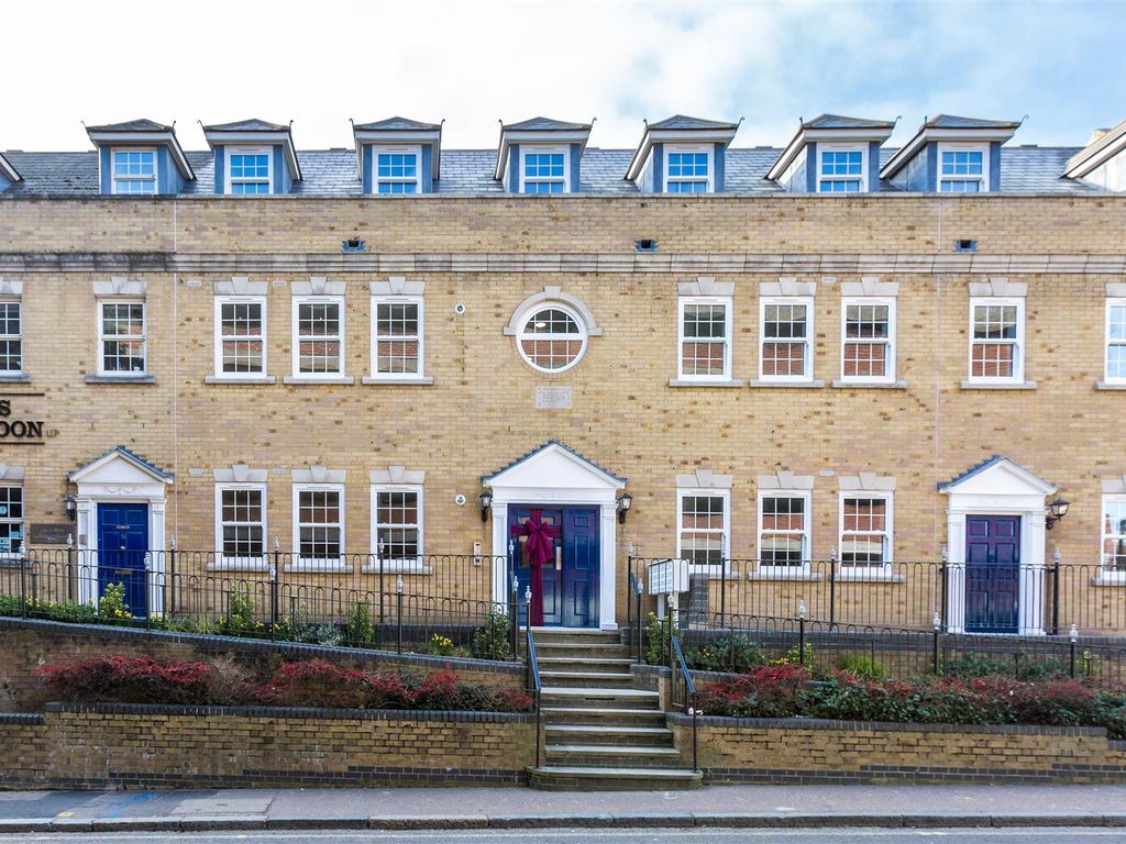 2 bed flat to rent in Knight Court, Crown Street, Brentwood, Essex CM14