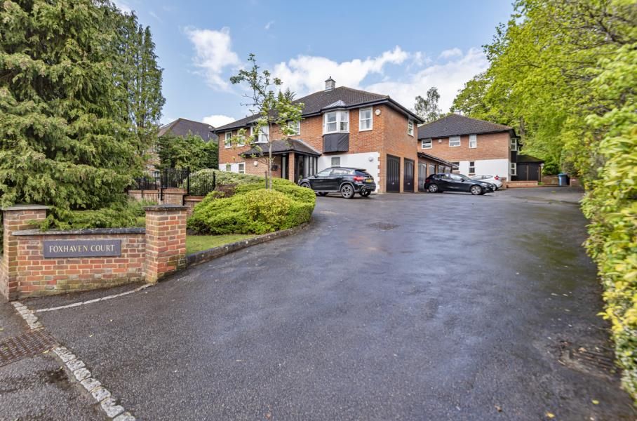 2 bed flat to rent in Bagshot Road, Ascot SL5, £1,800 pcm Zoopla