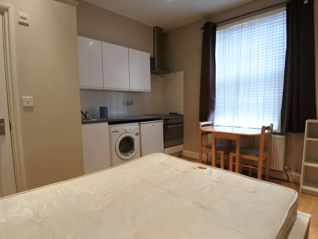 Studio to rent in Cricklewood Lane, Cricklewood NW2, £950 pcm Zoopla