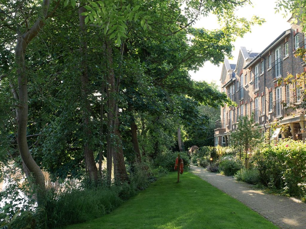 3 bed terraced house for sale in Mortley Close, Tonbridge, Kent TN9, £