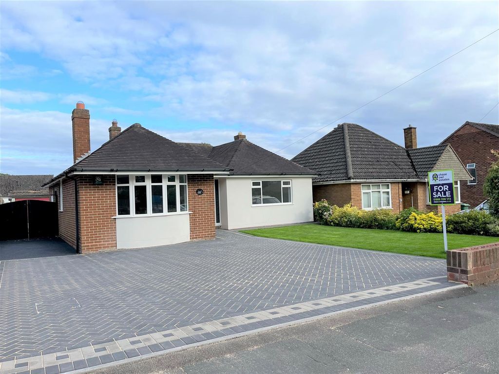 3 bed detached bungalow for sale in Burntwood Road, Norton Canes