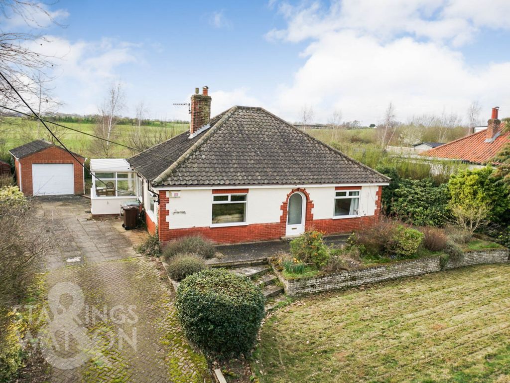 3 bed detached bungalow for sale in Brundall Road, Blofield, Norwich