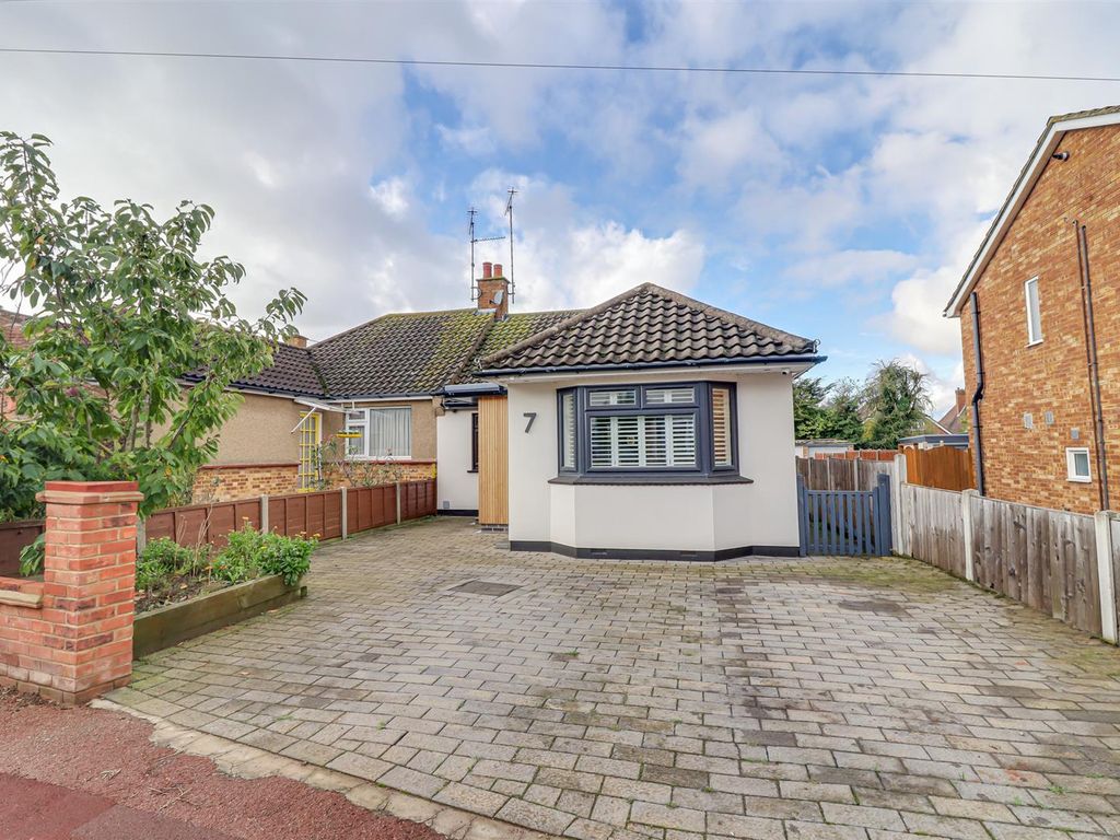 3 bed semidetached bungalow for sale in Merryfield Approach, LeighOnSea SS9, £450,000 Zoopla