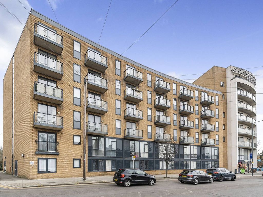 1 bed flat for sale in Durnsford Road, Wimbledon, London SW19, £325,000