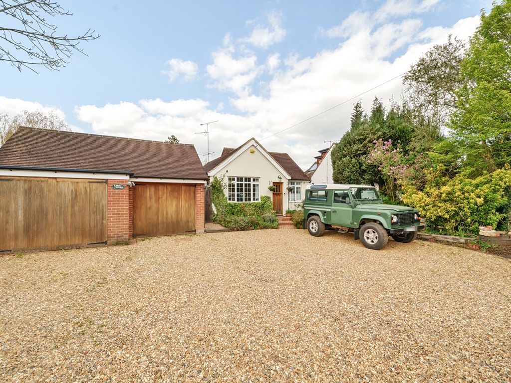 4 bed bungalow for sale in Waterloo Road, Wokingham, Berkshire RG40