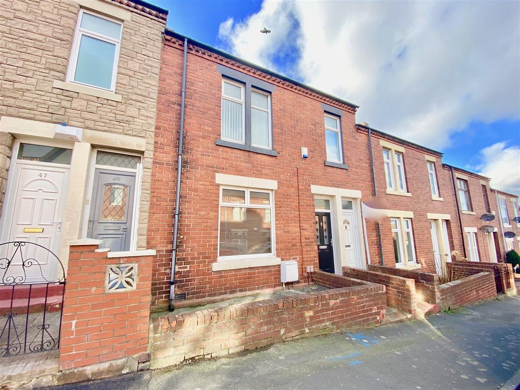 2 bed flat to rent in York Street, Pelaw, Gateshead NE10, £600 pcm Zoopla