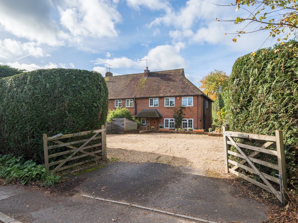 4 bed end terrace house for sale in Tilford Street, Tilford, Farnham