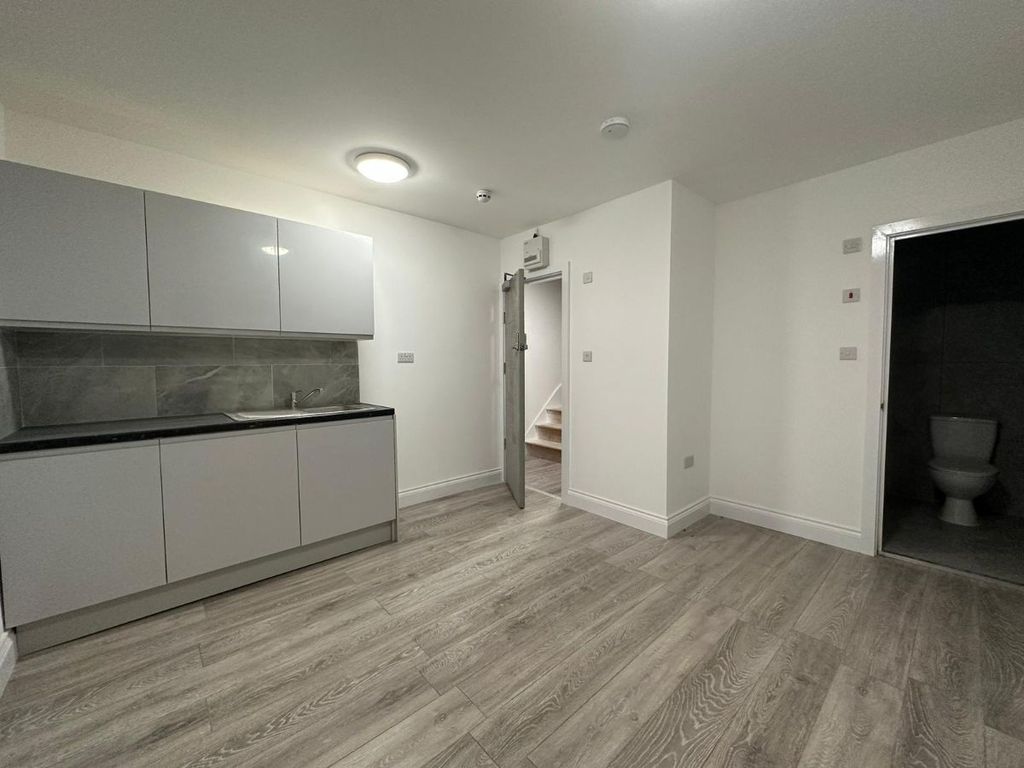 Studio to rent in Princes Avenue, Kingsbury, London NW9 - Zoopla