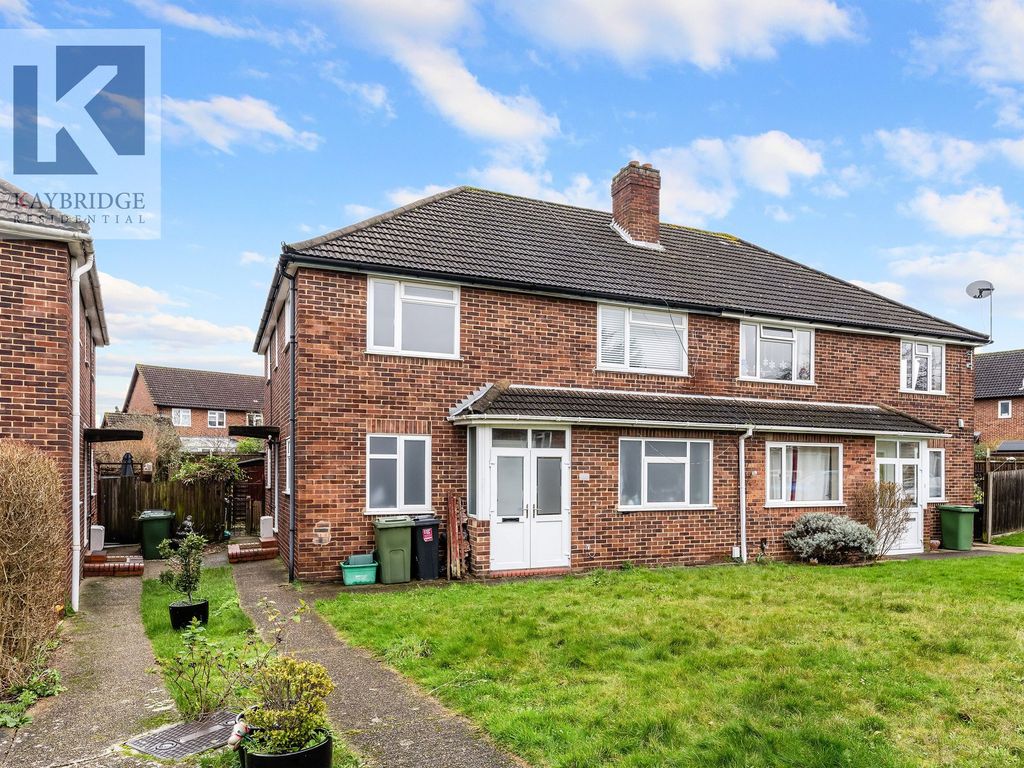 2 bed for sale in Wolsey Close, Worcester Park KT4, £335,000