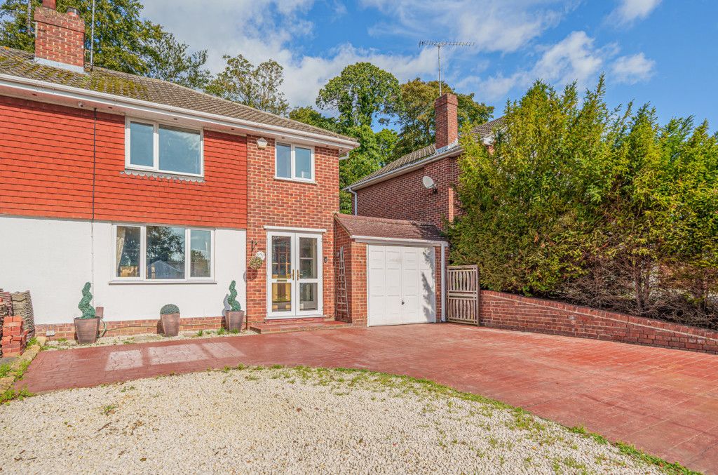 3 bed semidetached house for sale in Nightingale Road, Woodley