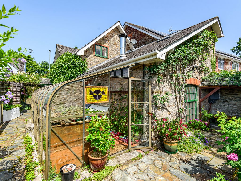 3 bed linkdetached house for sale in Kings Orchard, Totnes TQ9, £