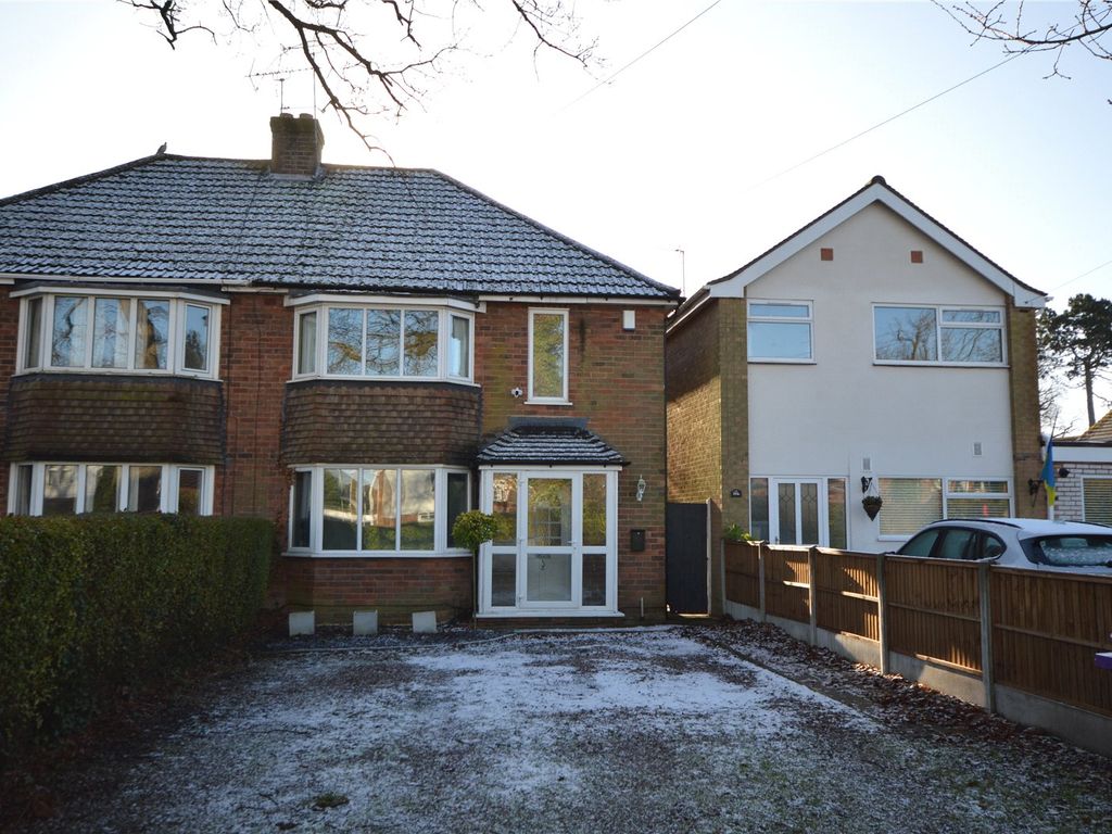 3 bed semidetached house to rent in Castlecroft Road, Wolverhampton