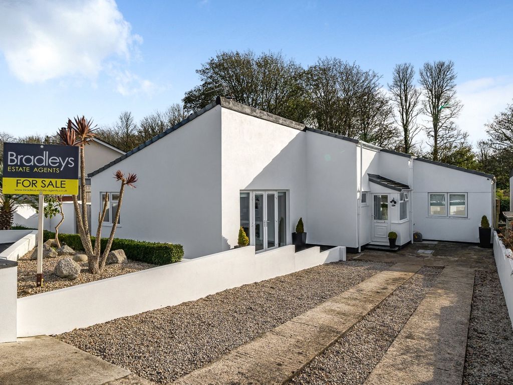4 bed bungalow for sale in Meadowside Close, Hayle, Cornwall TR27, £