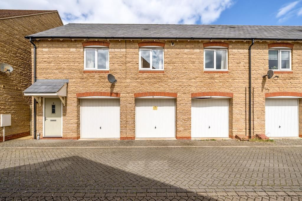 2 bed terraced house for sale in Kingsmere, Bicester, Oxfordshire OX26