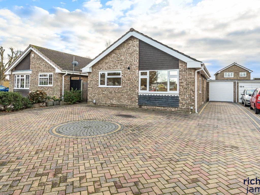 2 bed bungalow for sale in Thames Avenue, Swindon, Wiltshire SN25, £