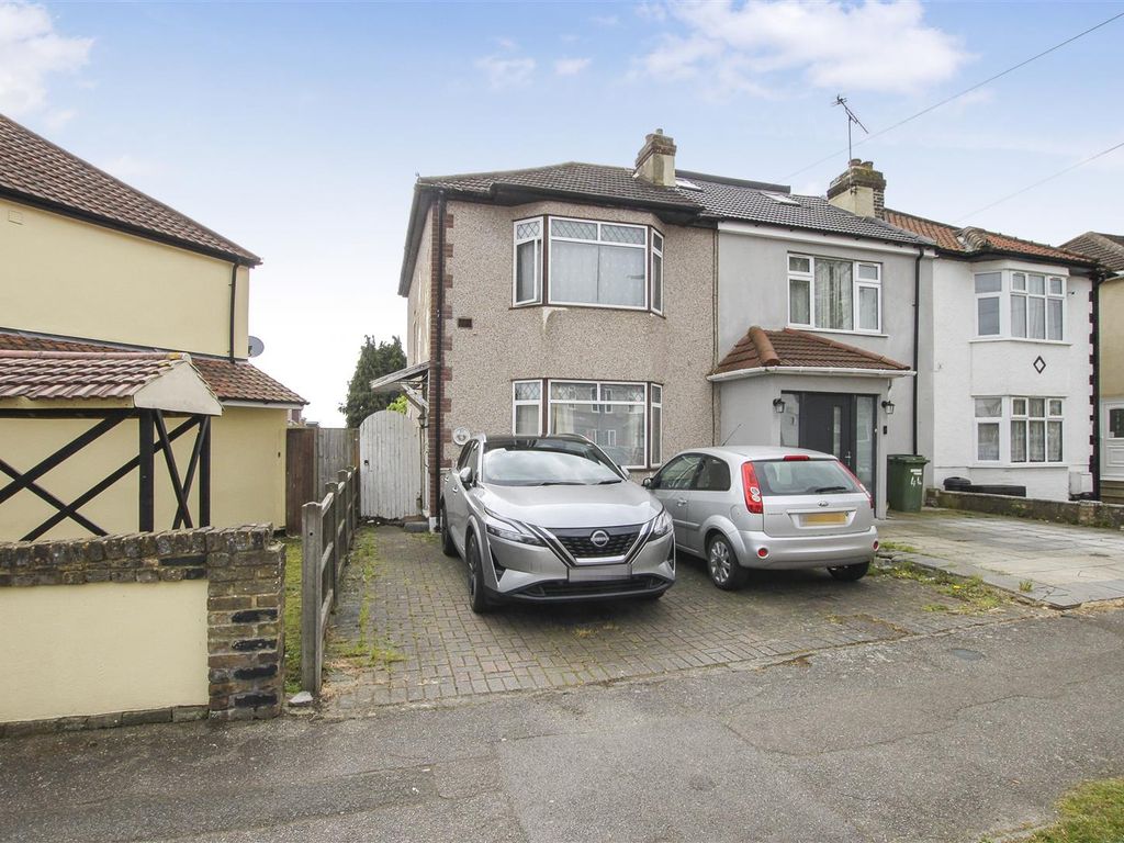 2 bed end terrace house for sale in Heaton Avenue, Romford RM3, £