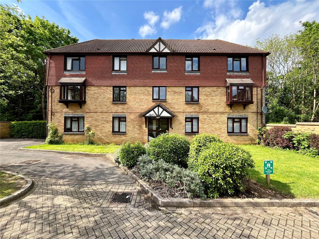 1 bed flat for sale in Ladygrove Drive, Guildford, Surrey GU4, £225,000