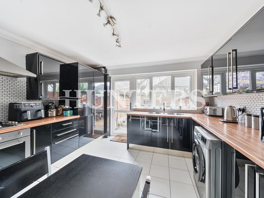 3 bed town house for sale in Church Road, Harold Wood, Romford RM3, £