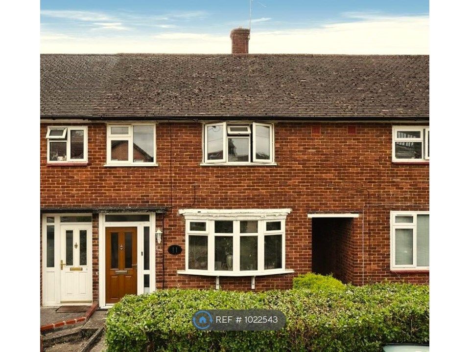 3 bed terraced house to rent in Chilwell Gardens, Watford WD19, £1,950