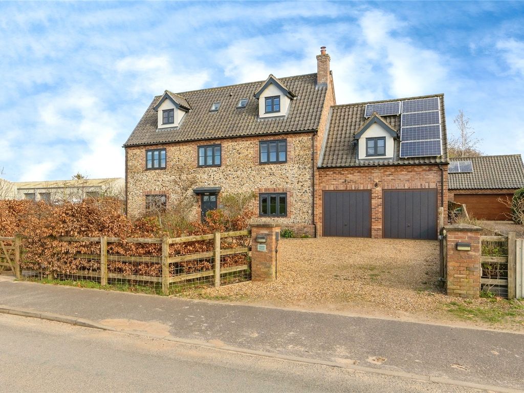 6 bed detached house for sale in Lopham Road, East Harling, Norwich