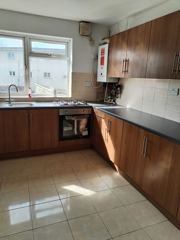 3 bed flat to rent in Parklands Parade, Bath Road, Hounslow TW5, £2,400 pcm Zoopla