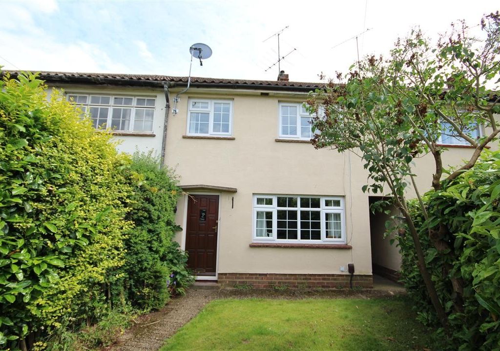 3 bed terraced house to rent in Orchard Estate, Twyford, Reading