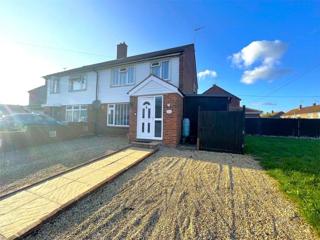 3 bed semidetached house for sale in Oak Way, Aldershot, Hampshire