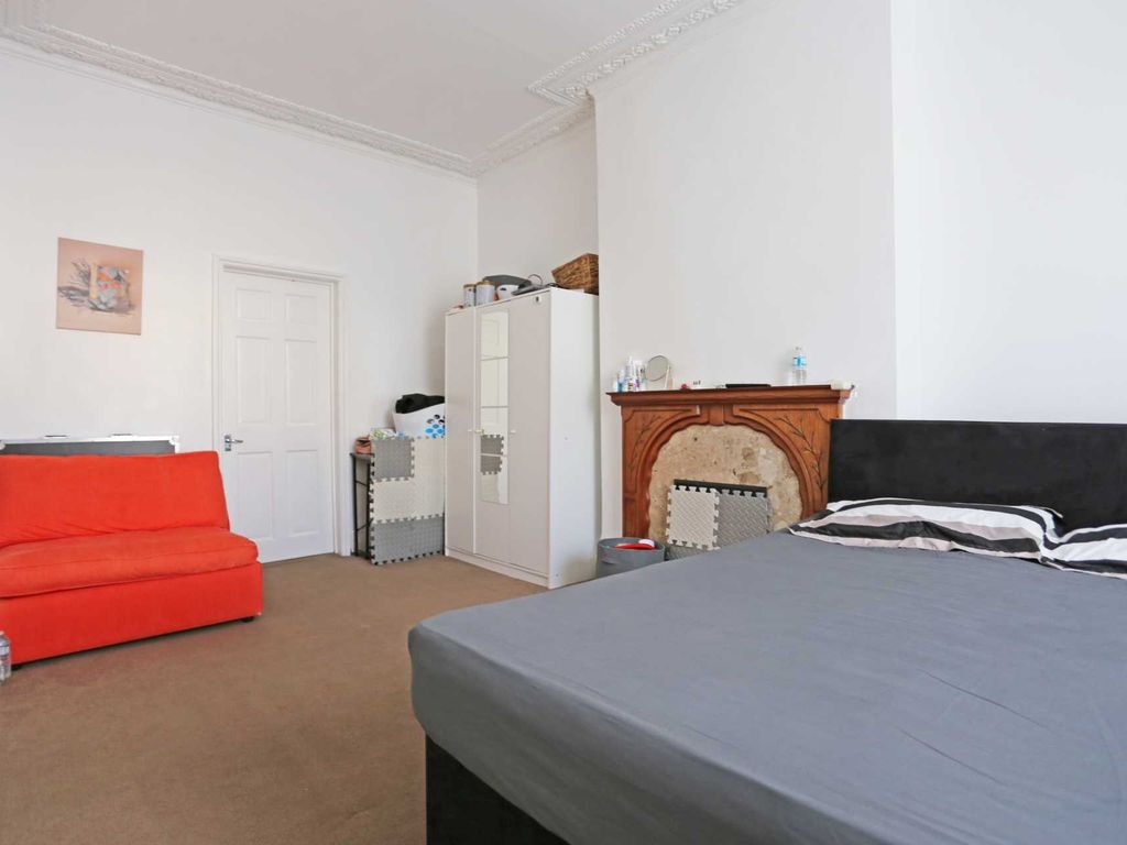 Studio to rent in Kingswood Road, Goodmayes IG3, £850 pcm Zoopla