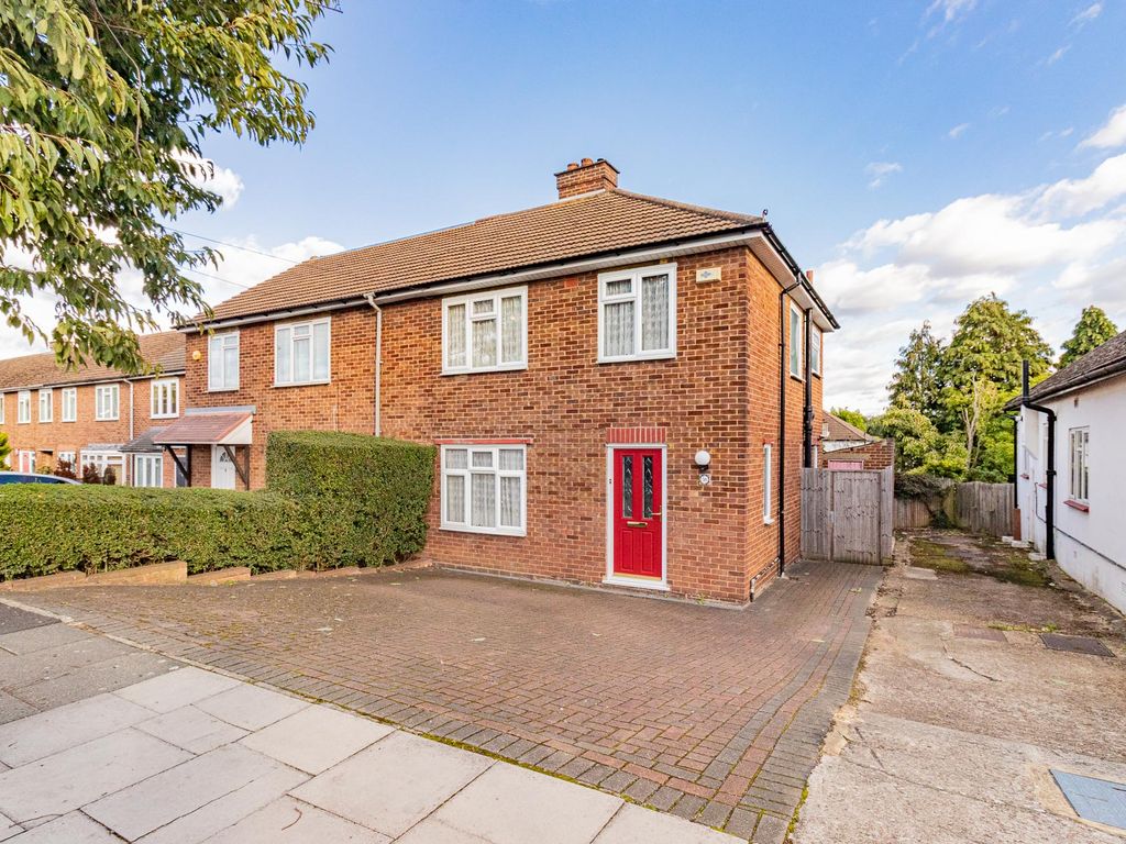 3 bed semidetached house to rent in Fairmead Crescent, Edgware HA8